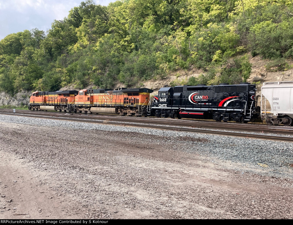 BNSF mixed frt - passing thru St Paul westbound